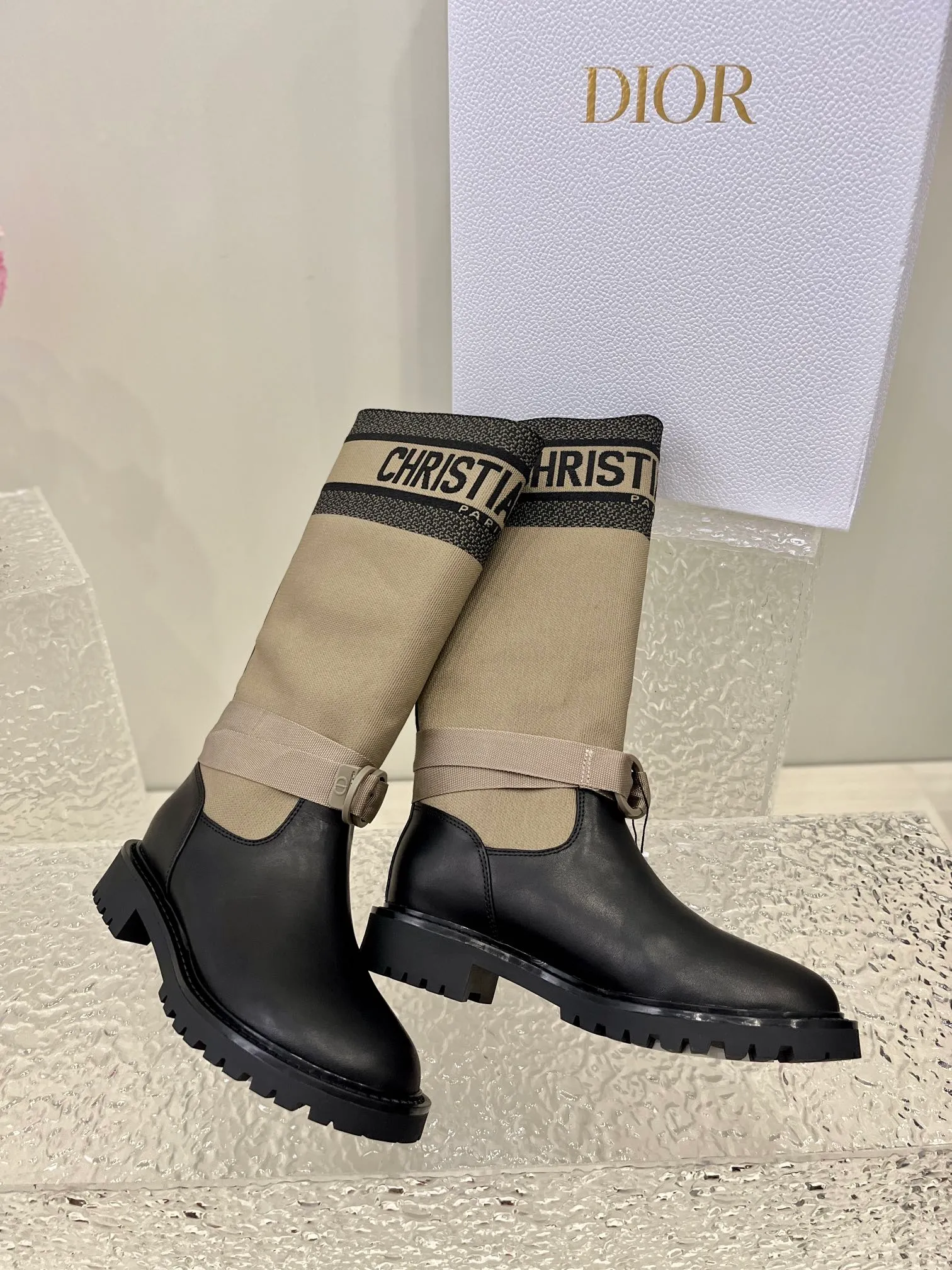 👟👟Ex-factory price 600👟👟 D-MAJOR Dior mid-calf boots This D-Major boot is elegant and full of personality. Crafted from technical fabrics and black calfskin, it draws inspiration from the Book Tote bag and features the CHRISTIAN DIO* signature. The adjustable straps and notched sole are embellished with CD initials as a finishing touch. Upper: technical fabric/cowhide lining: sheepskin lining Heel height: 3.5cm Tube height: about 32cm Tube circumference: 37cm Size: 35-39 (40/41 customization is not returnable)